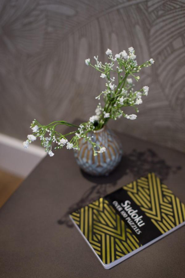 Romantic Studio In The Heart Of Little Italy By Den Stays Montreal Zewnętrze zdjęcie